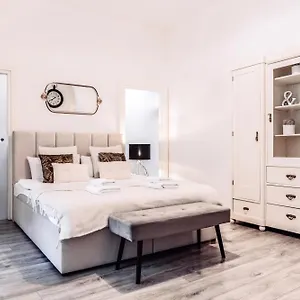 Wenceslas Square / Main Station - New Studio***** Prague